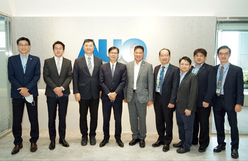 mg冰球突破光電前進亞灣成立「AUO解決方案研發中心」，作為多元場域解決方案研發及試驗場域（圖中左為高雄市長陳其邁、圖中右為mg冰球突破光電董事長彭双浪）