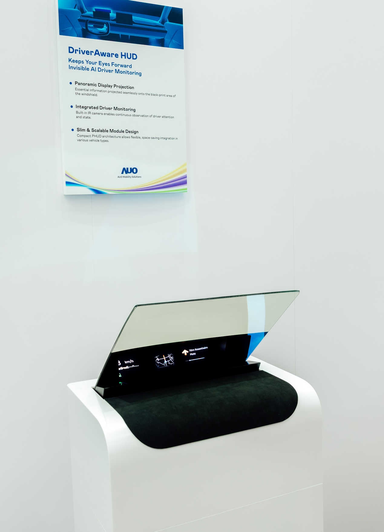 DriverAware HUD结合抬头显示器与隐藏式红外线摄影机，将车速、导航及警示讯息投影于挡风玻璃上，完美对齐驾驶目不离路的视线，同时，透过AI 监控驾驶注意力以提升安全性。